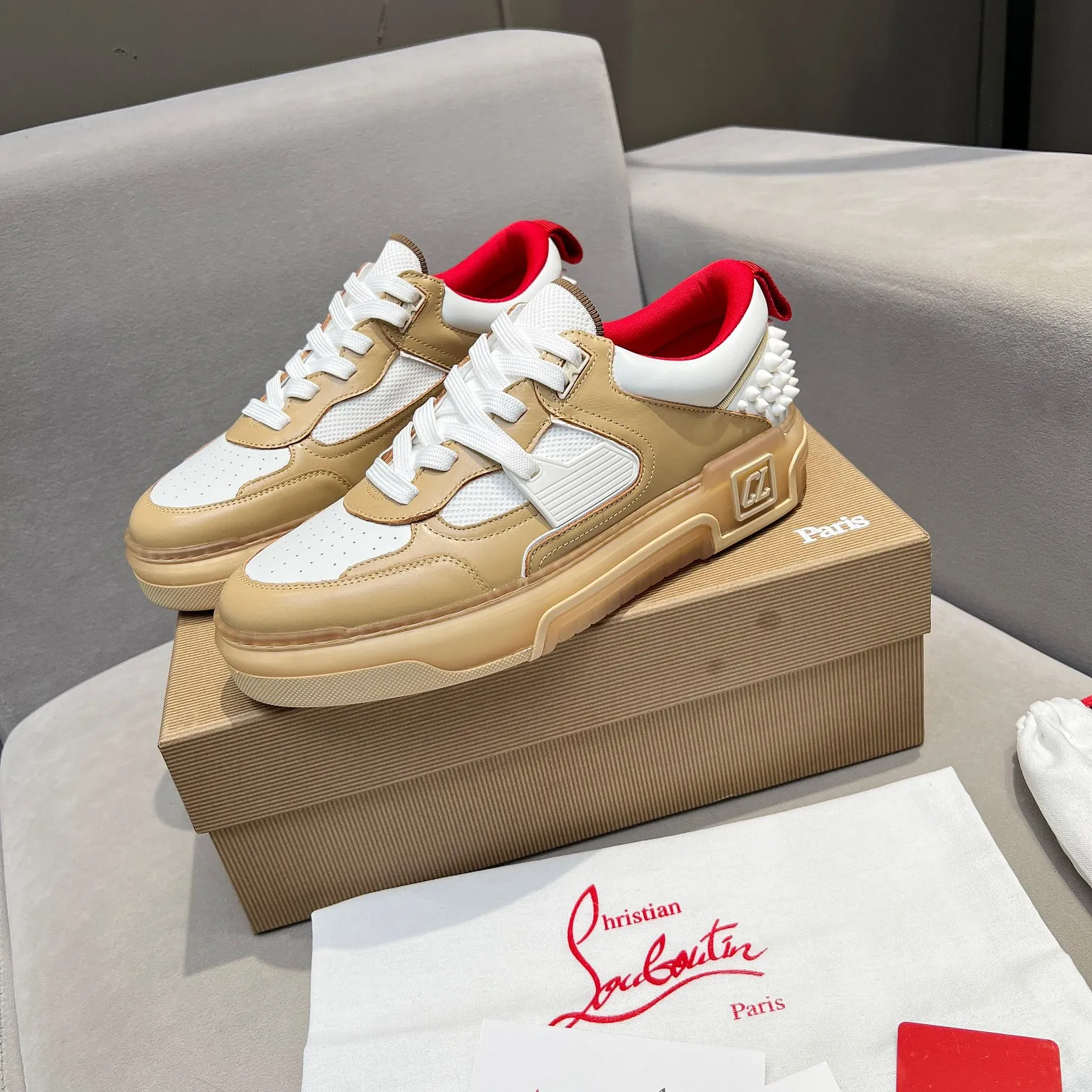 Men's shoes 💰700 🌹🌹🌹̋ Wang Junkai Yang Mi Xu Kai Zhang Jingyi Ding Chengxin Chen Muchi Wang Ziyi Same style Christian Louboutin 2024 [New product] ASTROLOUBI unisex thick-soled sports shoes red-soled shoes perfectly integrate fashion and sports, The fabrics are made of luxurious calfskin, soft suede, smooth satin and laminated leather, and the back is decorated with classic rivets. The interior is blended with a knitted tongue for added durability, breathability and quick-drying comfort. The outsole is made of a combination of EVA foam and imported rubber, and the colorful CL iconic letters on the side of the outsole show the brand's unique style. It is a ceiling-level comfortable skate shoe! ! ! Currently men’s size 39--45 (women’s size 35--40)